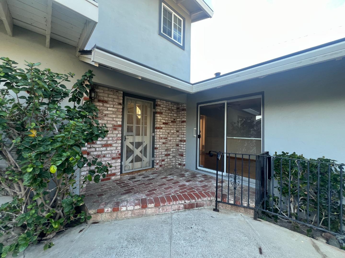 Detail Gallery Image 4 of 8 For 5059 Bel Estos Dr, San Jose,  CA 95124 - 5 Beds | 3 Baths