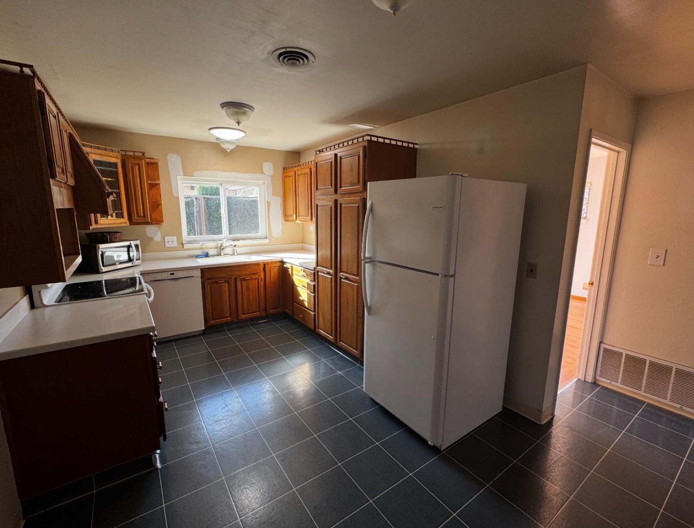 Detail Gallery Image 5 of 8 For 5059 Bel Estos Dr, San Jose,  CA 95124 - 5 Beds | 3 Baths