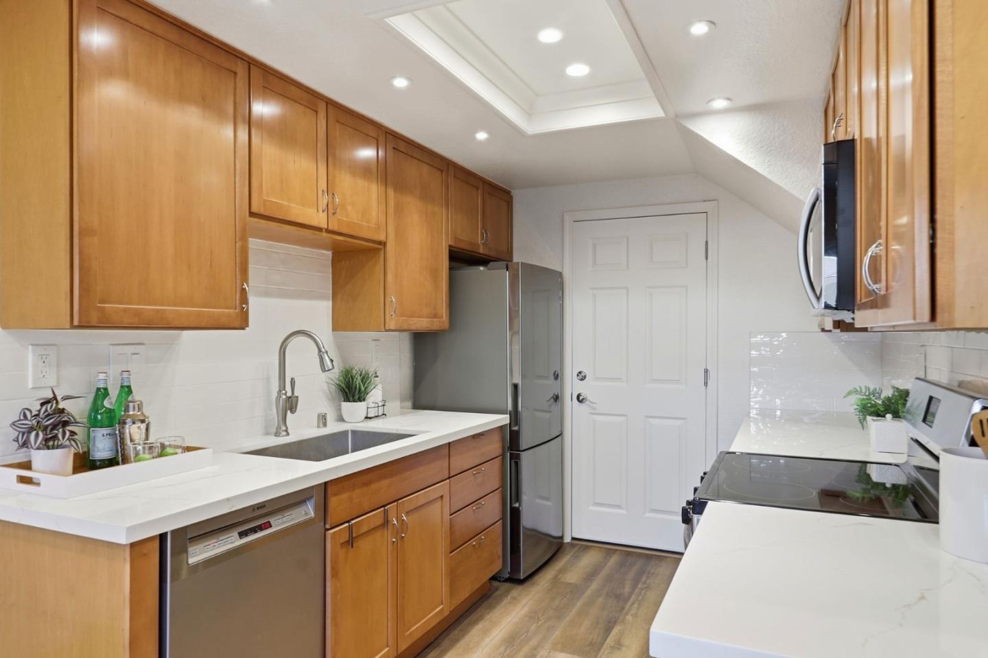 Detail Gallery Image 6 of 41 For 710 Winstead Ct, Sunnyvale,  CA 94087 - 2 Beds | 2/1 Baths