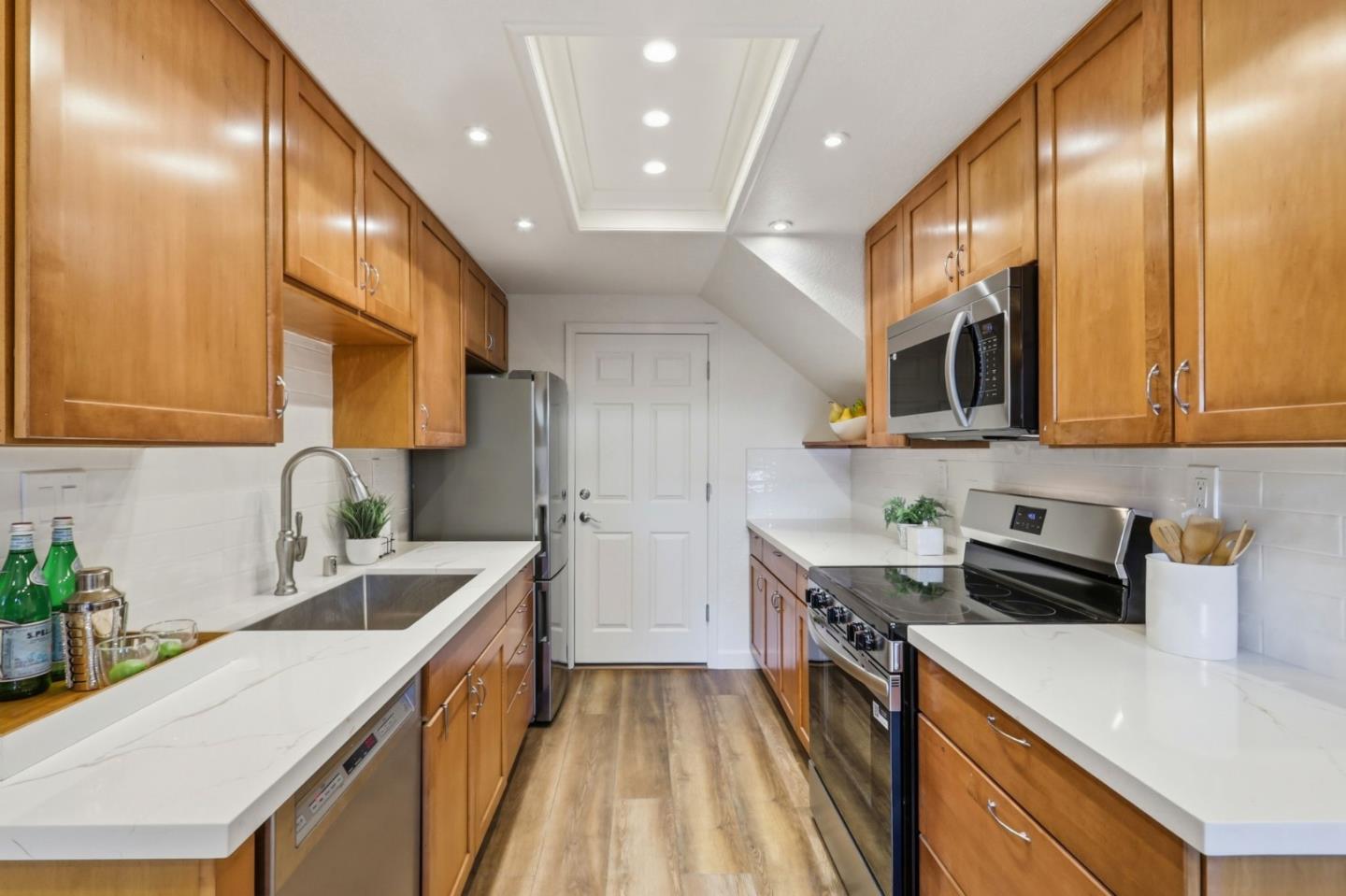 Detail Gallery Image 7 of 41 For 710 Winstead Ct, Sunnyvale,  CA 94087 - 2 Beds | 2/1 Baths