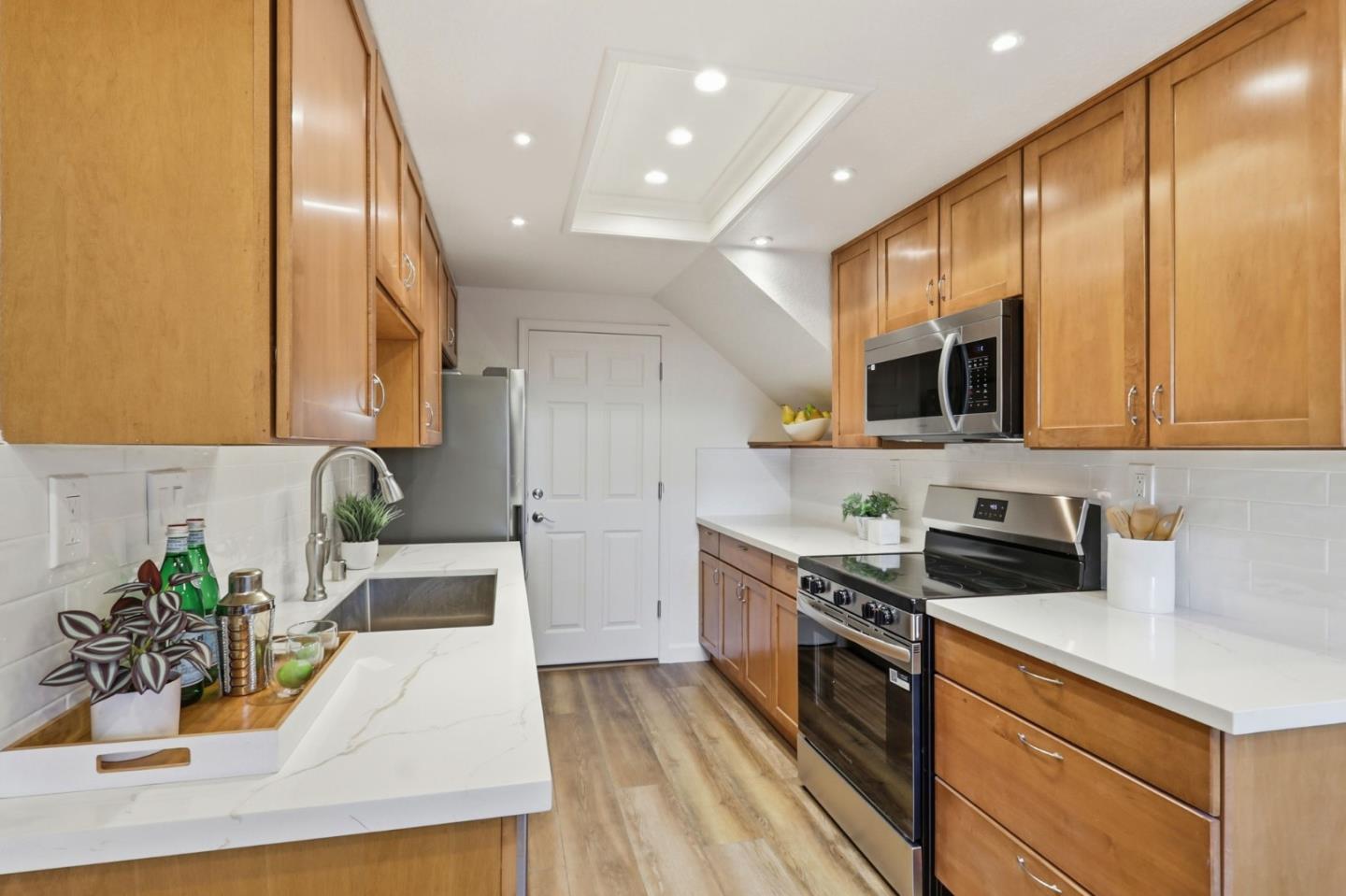 Detail Gallery Image 8 of 41 For 710 Winstead Ct, Sunnyvale,  CA 94087 - 2 Beds | 2/1 Baths