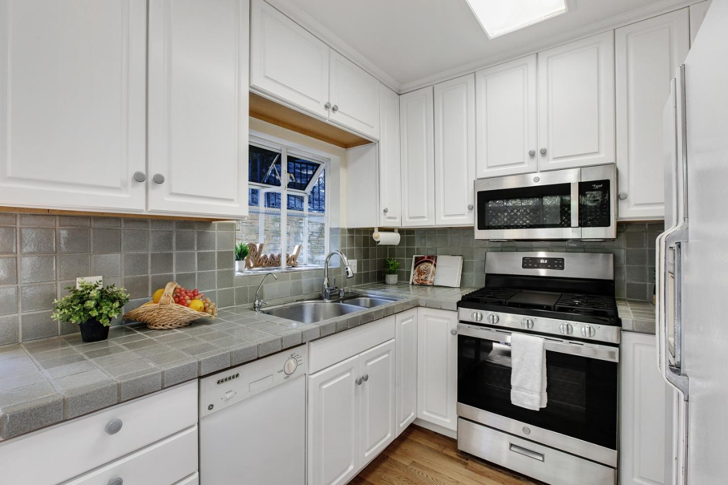 Detail Gallery Image 9 of 24 For 37 San Francisco Ave, Brisbane,  CA 94005 - 3 Beds | 2 Baths