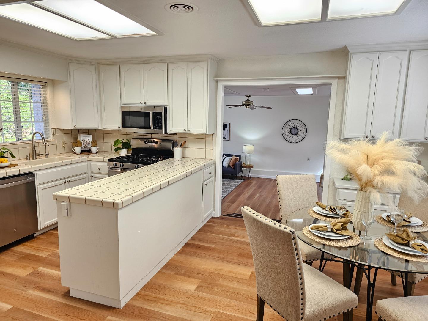 Detail Gallery Image 3 of 12 For 908 Redbird Dr, San Jose,  CA 95125 - 4 Beds | 2 Baths