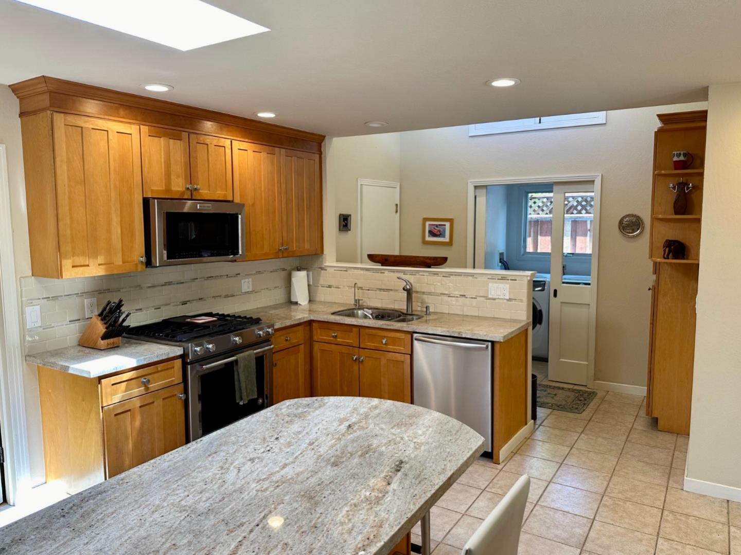 Detail Gallery Image 4 of 10 For 433 Concord Dr, Menlo Park,  CA 94025 - 4 Beds | 2 Baths