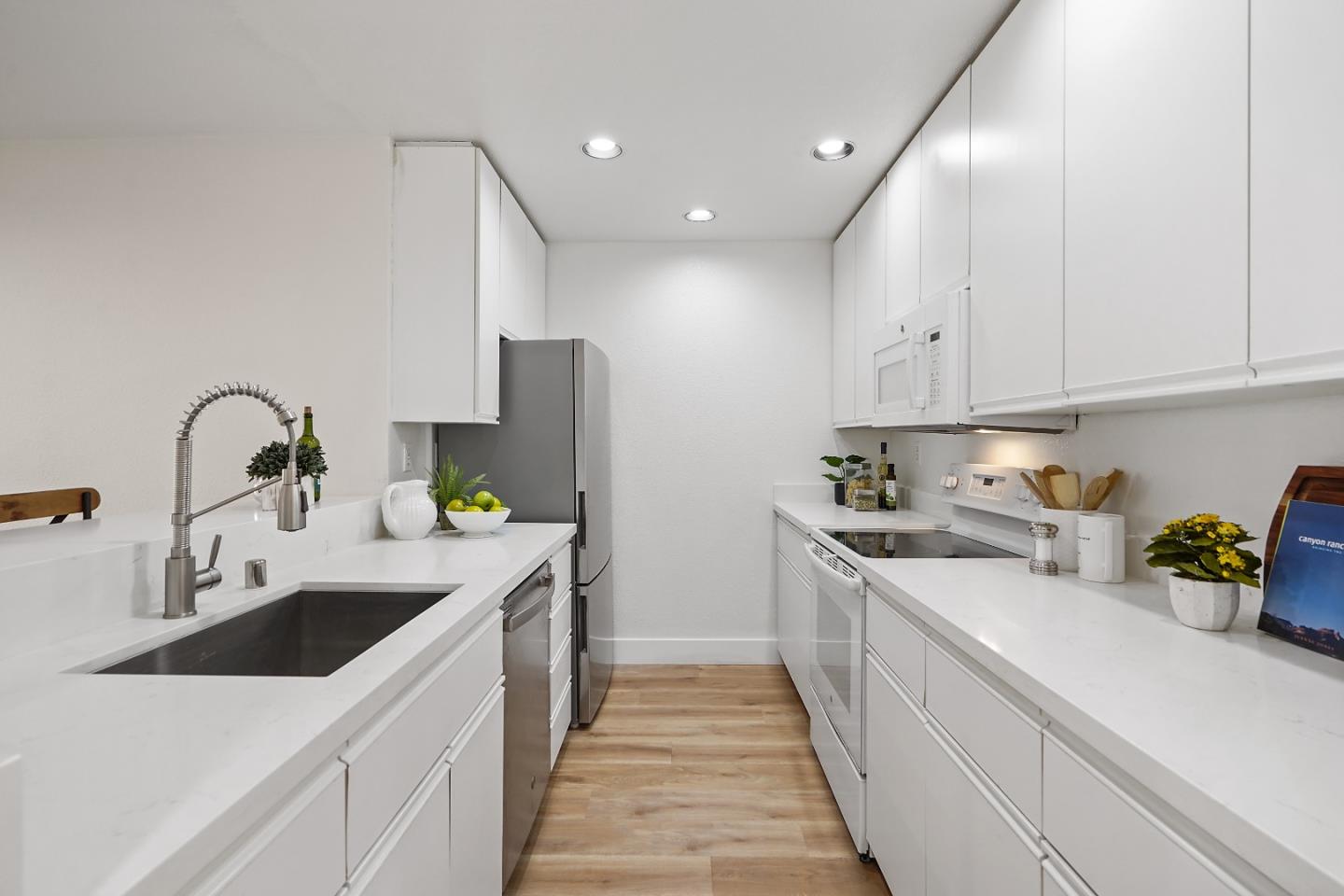 Detail Gallery Image 8 of 28 For 4159 El Camino Way #B,  Palo Alto,  CA 94306 - 2 Beds | 2 Baths