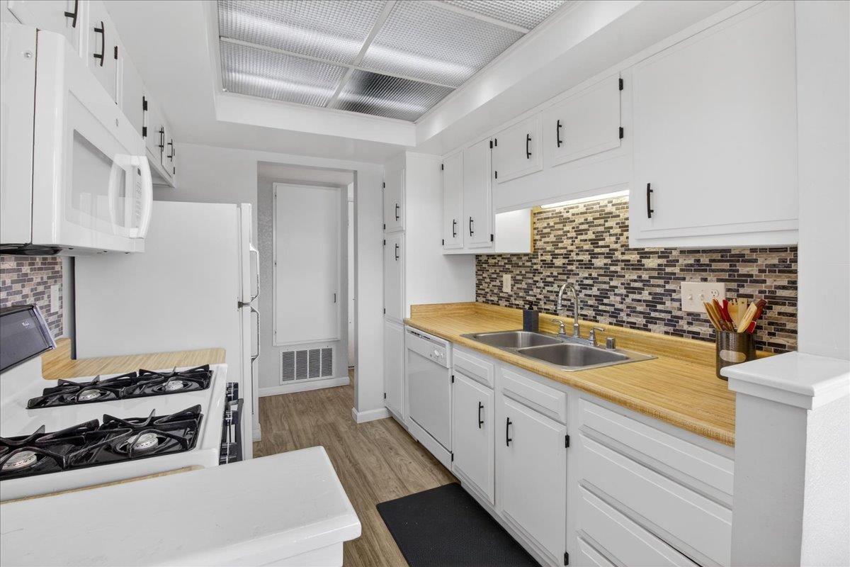 Detail Gallery Image 12 of 35 For 2400 N Main St #F,  Salinas,  CA 93906 - 1 Beds | 1 Baths