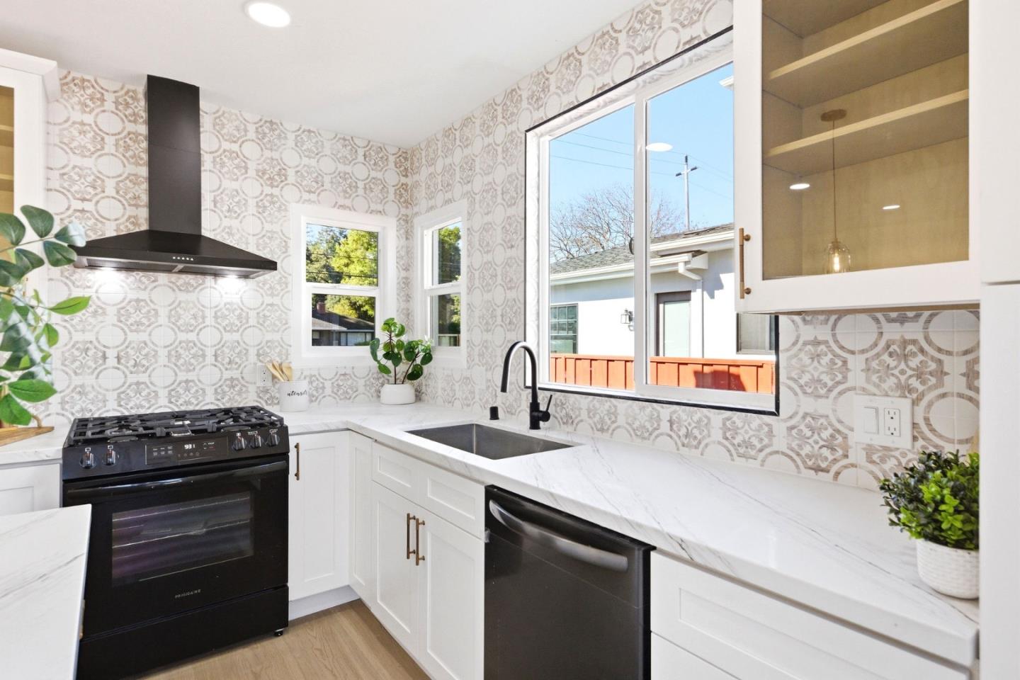 Detail Gallery Image 11 of 49 For 531 Bay Rd, Menlo Park,  CA 94025 - 3 Beds | 3 Baths