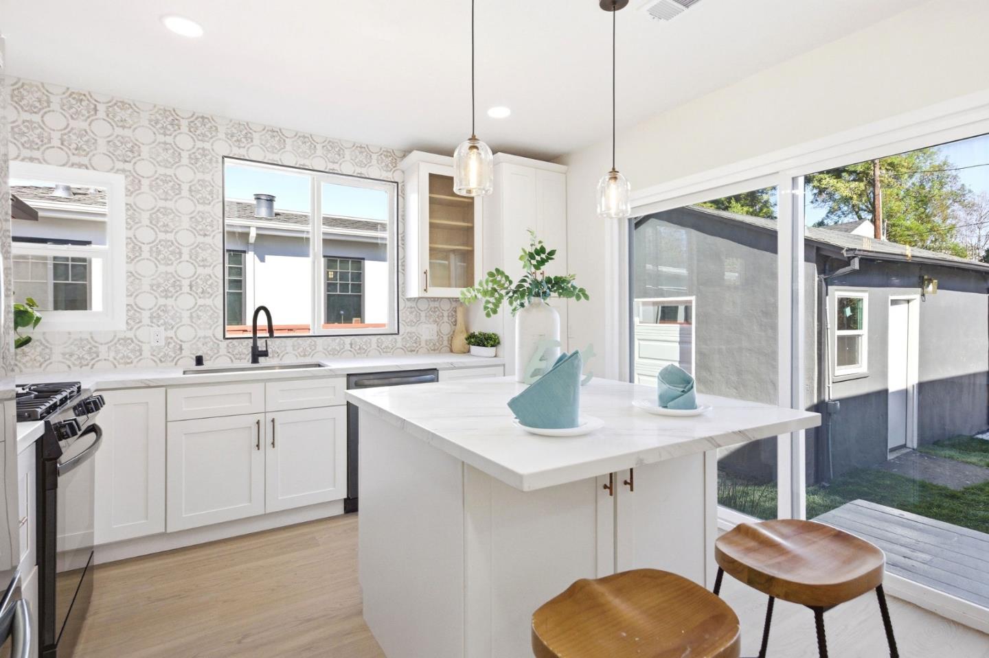 Detail Gallery Image 14 of 49 For 531 Bay Rd, Menlo Park,  CA 94025 - 3 Beds | 3 Baths