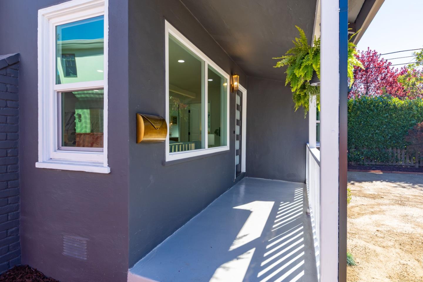 Detail Gallery Image 3 of 49 For 531 Bay Rd, Menlo Park,  CA 94025 - 3 Beds | 3 Baths