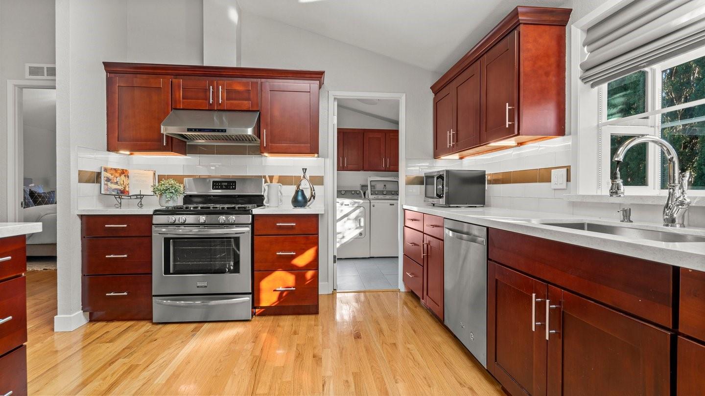 Detail Gallery Image 16 of 42 For 14355 La Rinconada Dr, Los Gatos,  CA 95032 - 4 Beds | 3 Baths