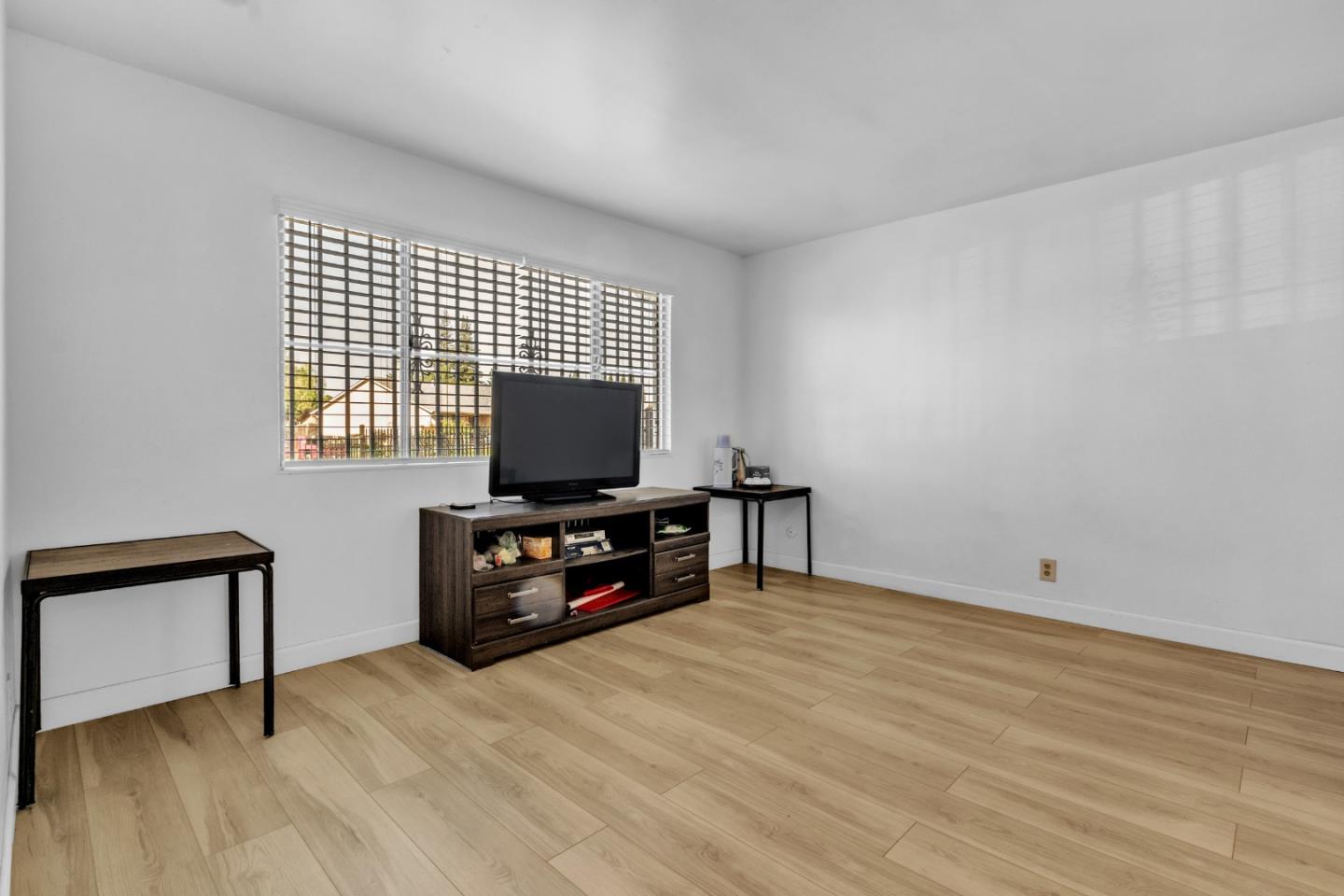 Detail Gallery Image 2 of 36 For 6245 Pantano Dr, Sacramento,  CA 95824 - 4 Beds | 2/1 Baths