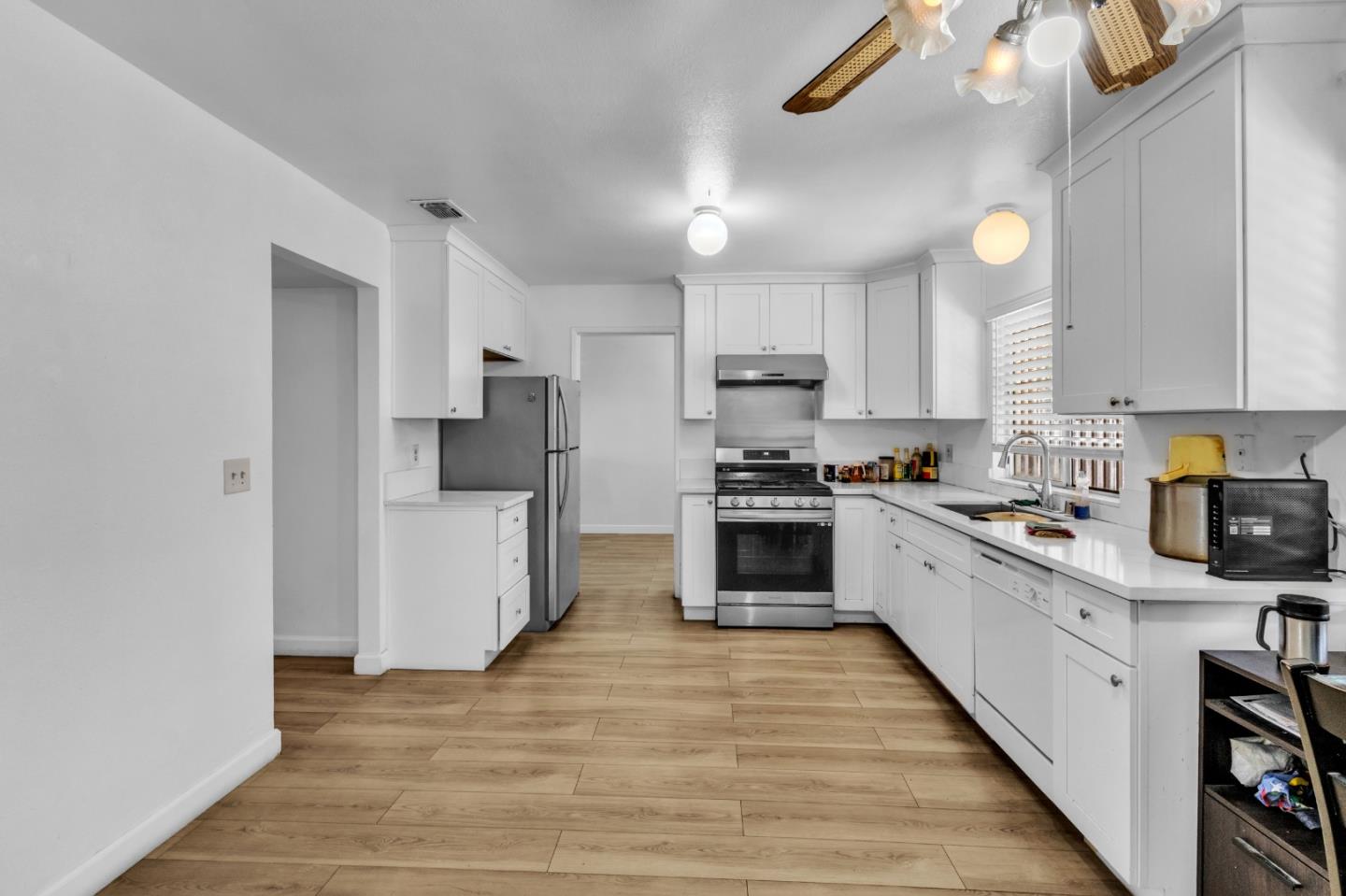 Detail Gallery Image 8 of 36 For 6245 Pantano Dr, Sacramento,  CA 95824 - 4 Beds | 2/1 Baths