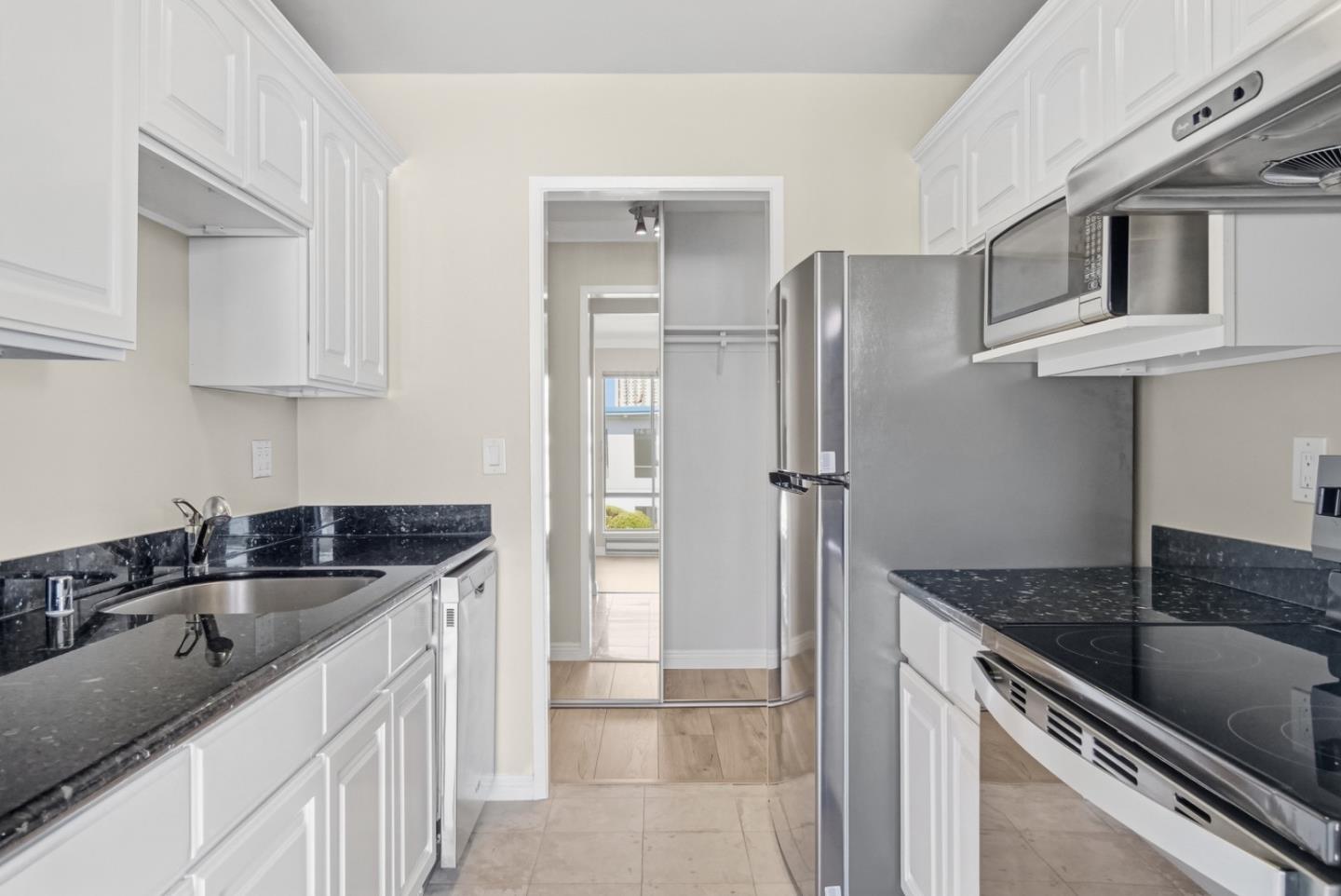 Detail Gallery Image 12 of 39 For 8 Commodore Dr #C457,  Emeryville,  CA 94608 - 1 Beds | 1 Baths