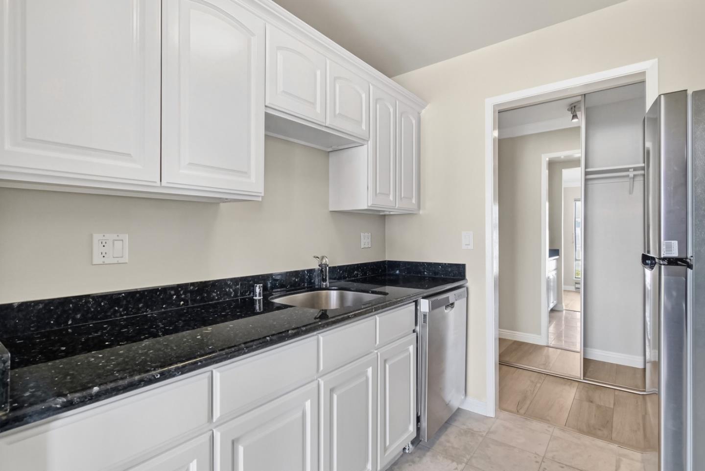 Detail Gallery Image 13 of 39 For 8 Commodore Dr #C457,  Emeryville,  CA 94608 - 1 Beds | 1 Baths