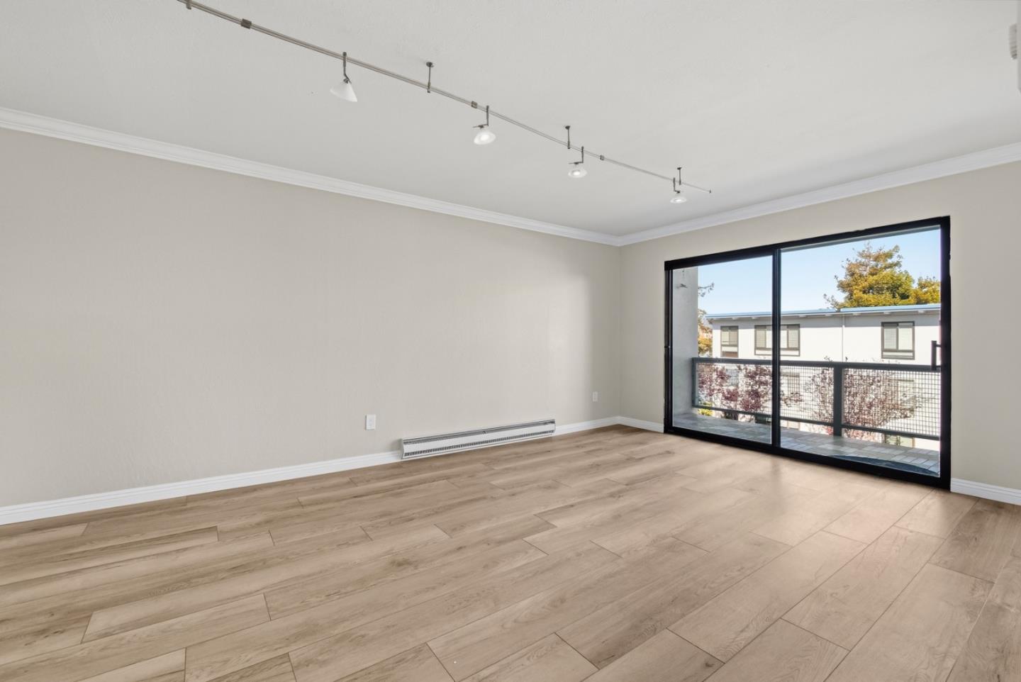 Detail Gallery Image 2 of 39 For 8 Commodore Dr #C457,  Emeryville,  CA 94608 - 1 Beds | 1 Baths