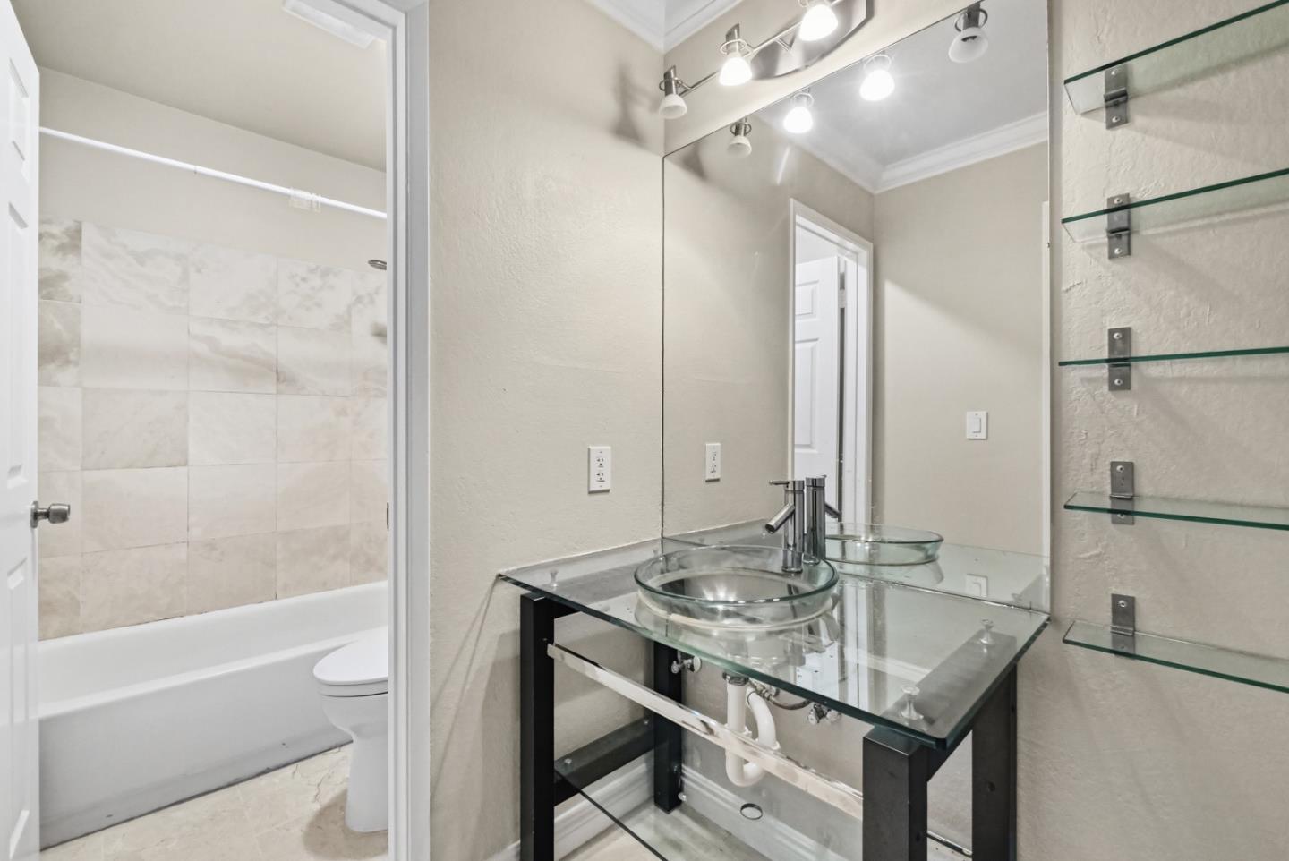 Detail Gallery Image 20 of 39 For 8 Commodore Dr #C457,  Emeryville,  CA 94608 - 1 Beds | 1 Baths