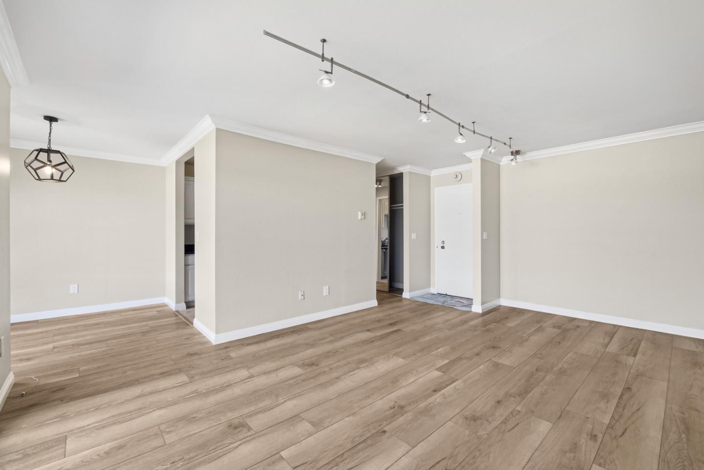 Detail Gallery Image 4 of 39 For 8 Commodore Dr #C457,  Emeryville,  CA 94608 - 1 Beds | 1 Baths