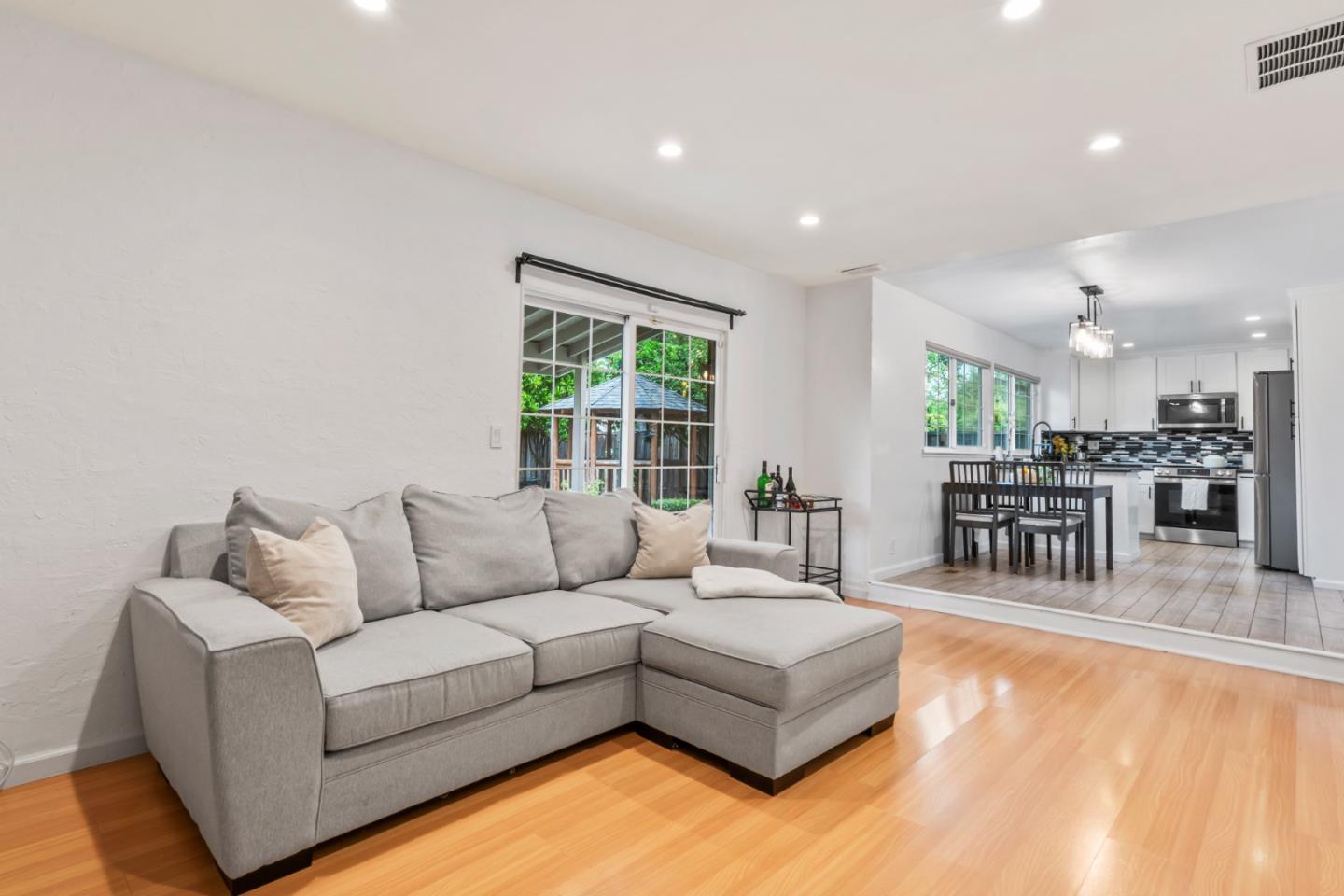 Detail Gallery Image 13 of 35 For 2456 Kenoga Dr, San Jose,  CA 95121 - 4 Beds | 2/1 Baths