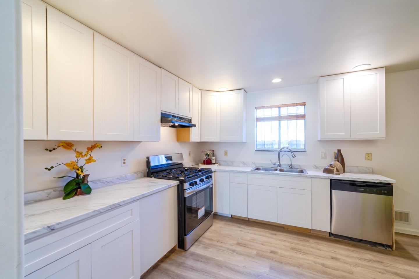 Detail Gallery Image 6 of 45 For 816 7th Ave, Oakland,  CA 94606 - 3 Beds | 2/1 Baths