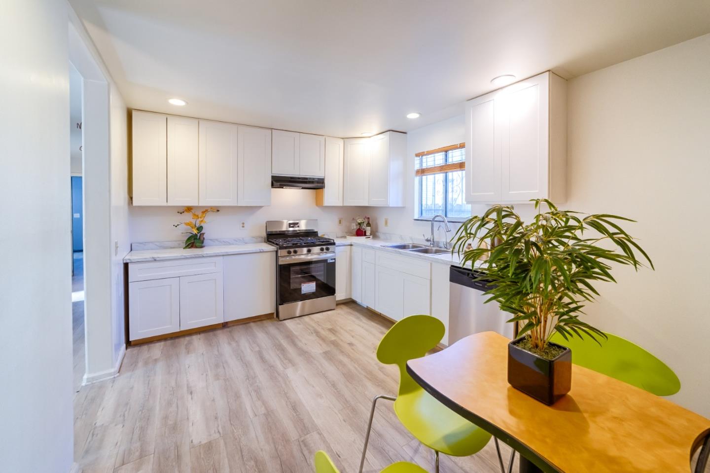 Detail Gallery Image 7 of 45 For 816 7th Ave, Oakland,  CA 94606 - 3 Beds | 2/1 Baths