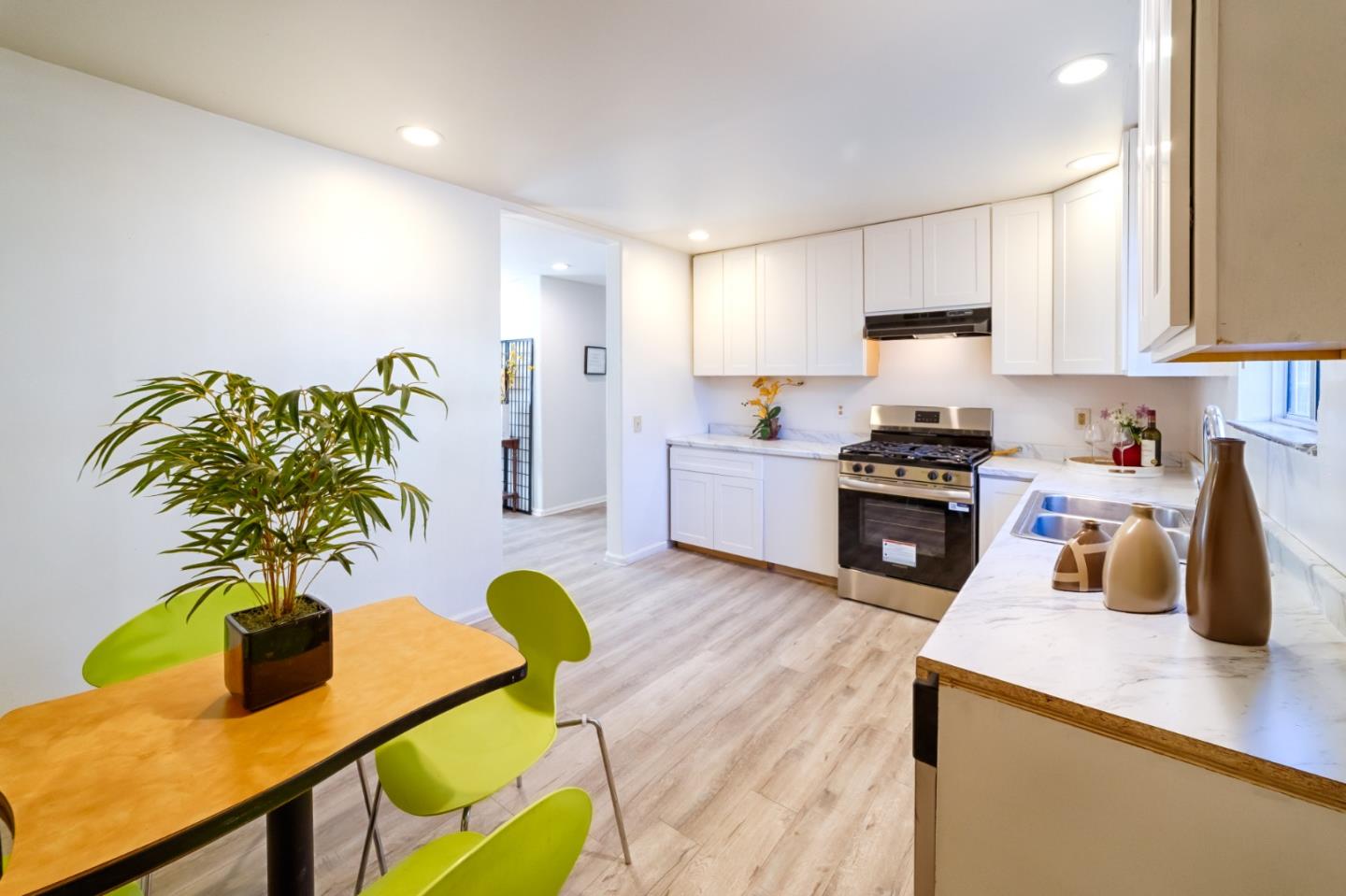 Detail Gallery Image 9 of 45 For 816 7th Ave, Oakland,  CA 94606 - 3 Beds | 2/1 Baths