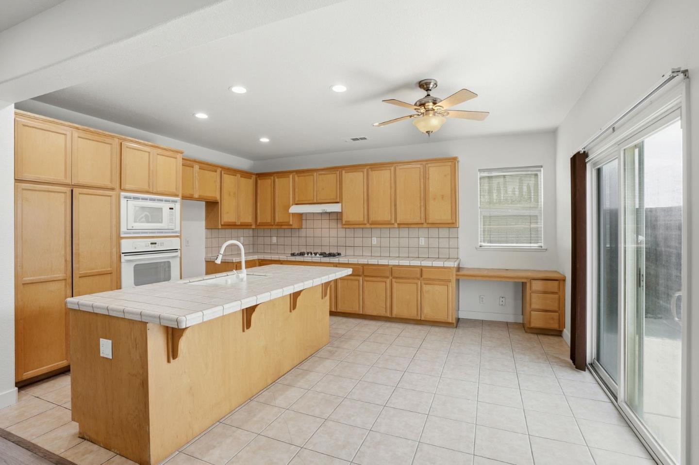 Detail Gallery Image 10 of 51 For 381 Honeybell St, Los Banos,  CA 93635 - 6 Beds | 2/1 Baths