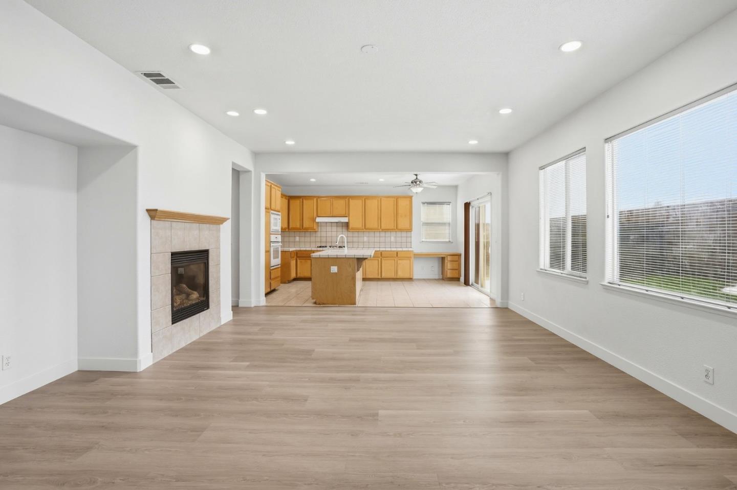 Detail Gallery Image 5 of 51 For 381 Honeybell St, Los Banos,  CA 93635 - 6 Beds | 2/1 Baths