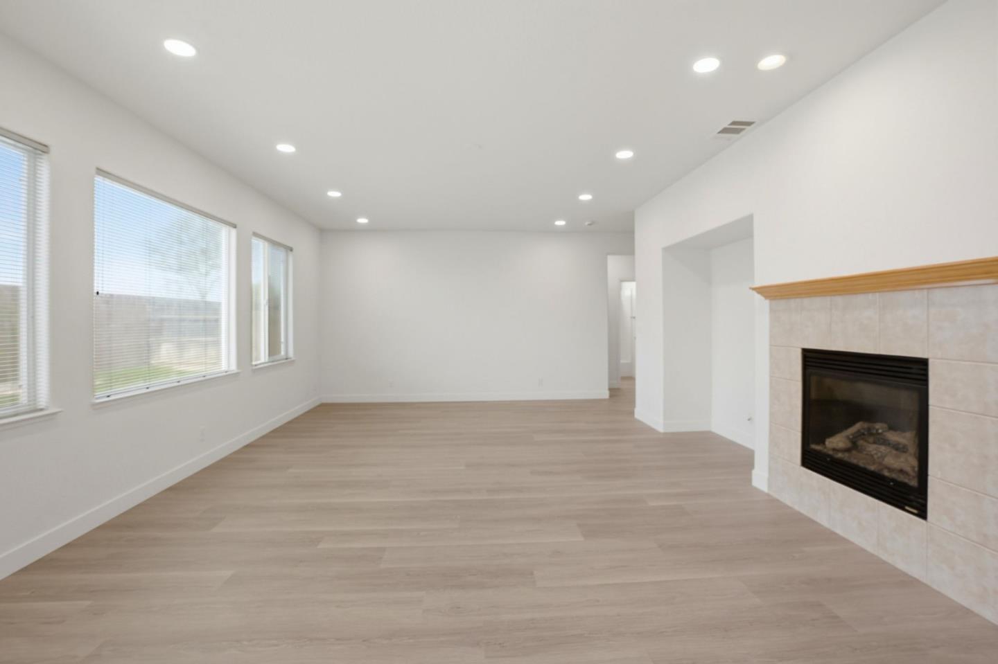 Detail Gallery Image 8 of 51 For 381 Honeybell St, Los Banos,  CA 93635 - 6 Beds | 2/1 Baths