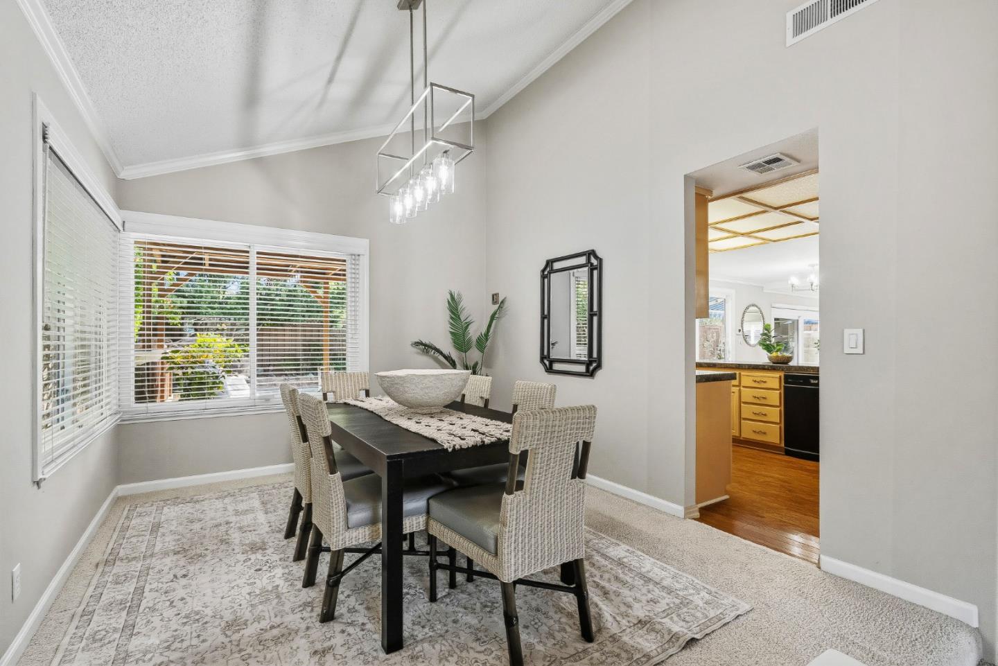 Detail Gallery Image 14 of 54 For 4008 Halkins Dr, San Jose,  CA 95124 - 4 Beds | 2/1 Baths