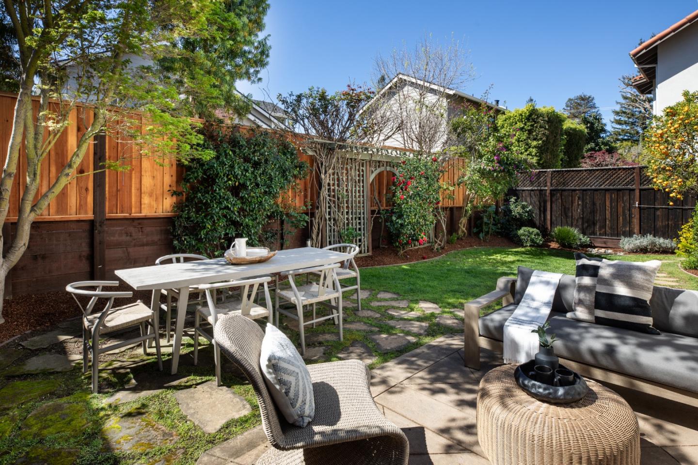 Detail Gallery Image 21 of 29 For 1331 Hoover St, Menlo Park,  CA 94025 - 3 Beds | 2/1 Baths