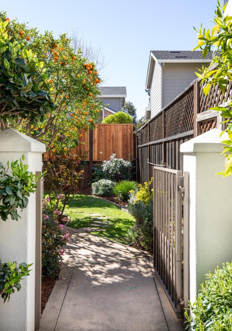 Detail Gallery Image 3 of 29 For 1331 Hoover St, Menlo Park,  CA 94025 - 3 Beds | 2/1 Baths