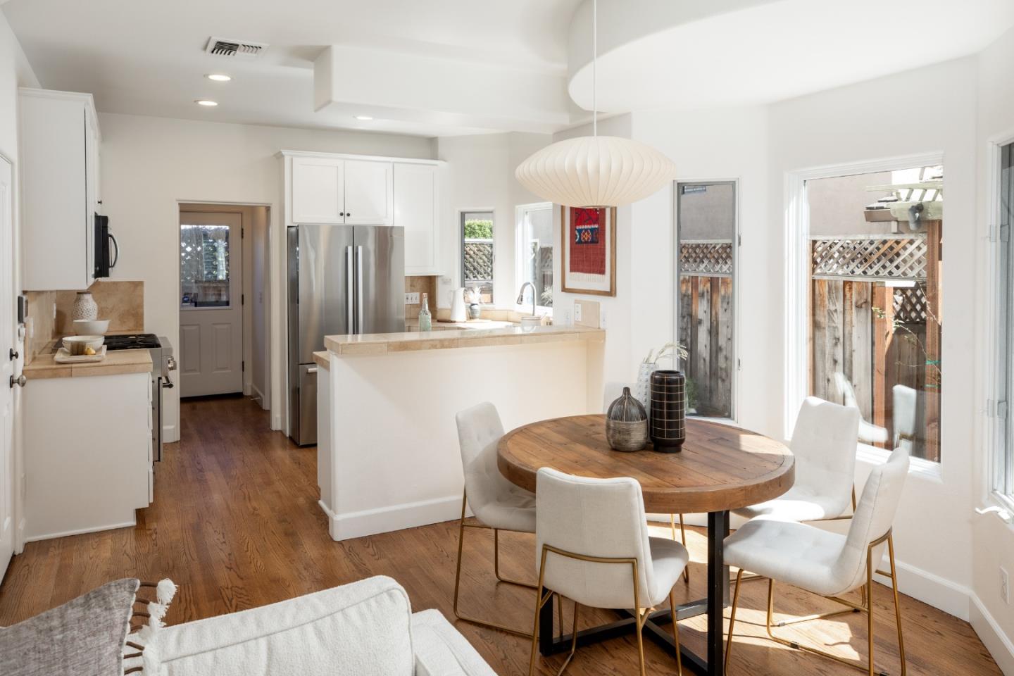 Detail Gallery Image 9 of 29 For 1331 Hoover St, Menlo Park,  CA 94025 - 3 Beds | 2/1 Baths