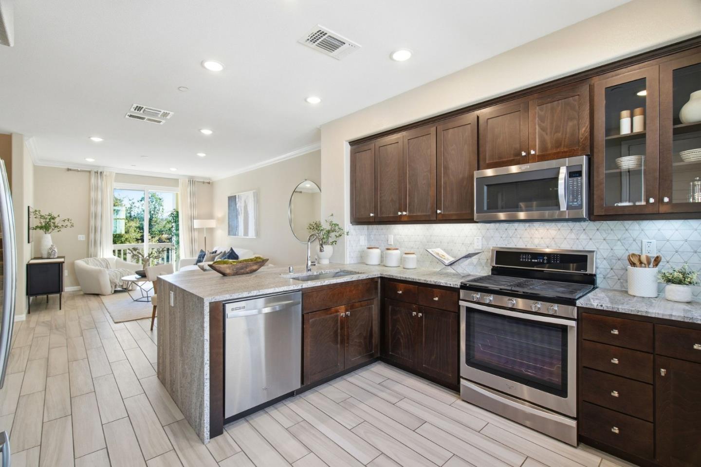 Detail Gallery Image 12 of 60 For 394 Circuit, Mountain View,  CA 94043 - 3 Beds | 2 Baths