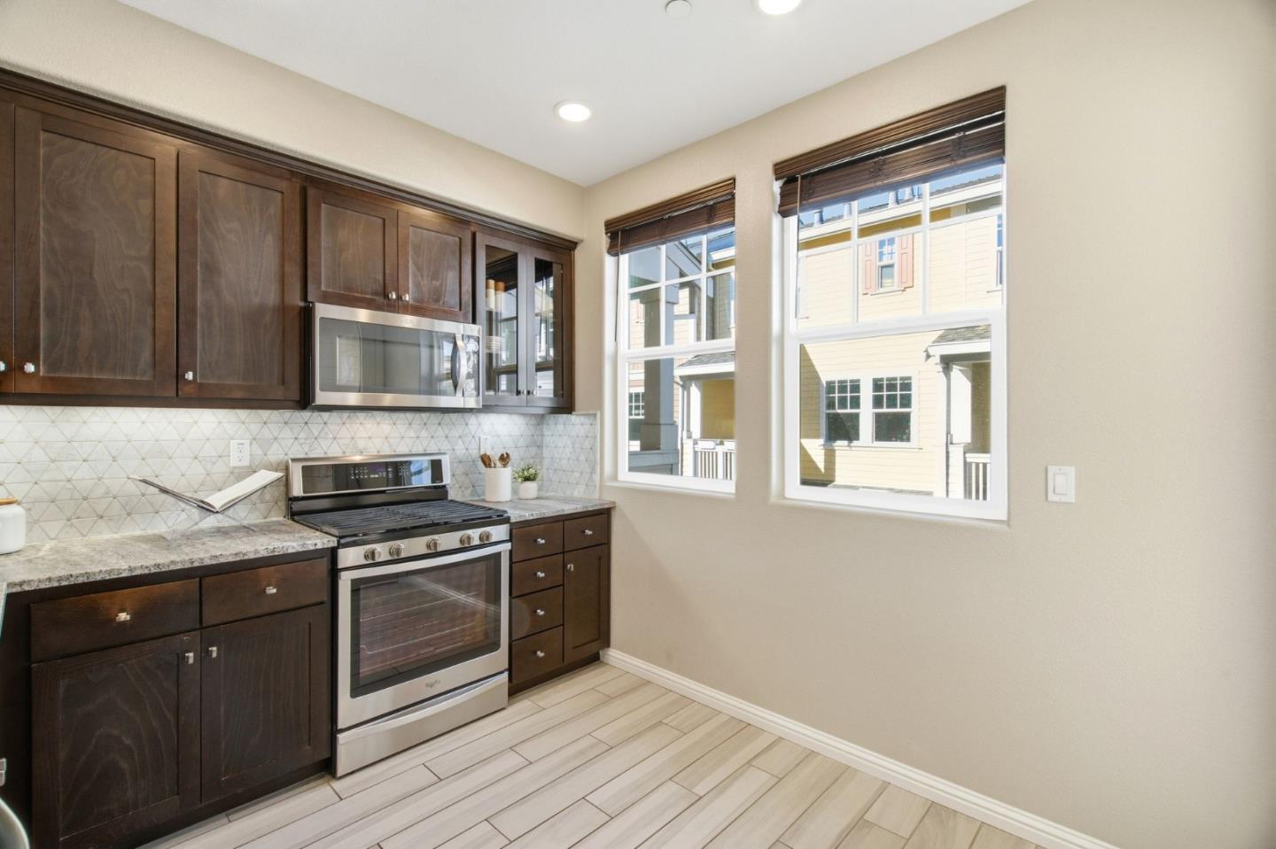 Detail Gallery Image 14 of 60 For 394 Circuit, Mountain View,  CA 94043 - 3 Beds | 2 Baths