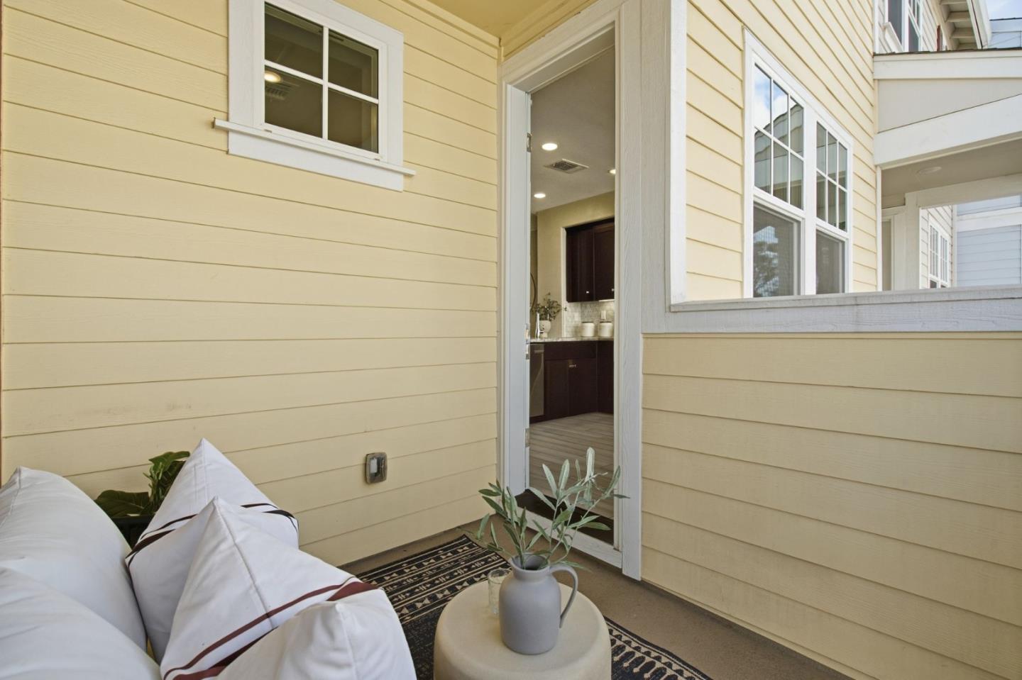 Detail Gallery Image 16 of 60 For 394 Circuit, Mountain View,  CA 94043 - 3 Beds | 2 Baths