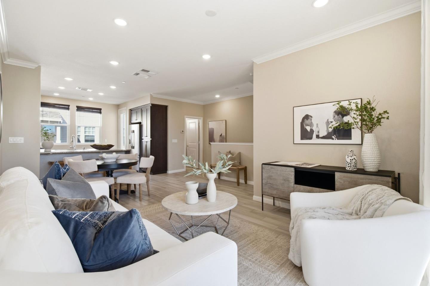 Detail Gallery Image 6 of 60 For 394 Circuit, Mountain View,  CA 94043 - 3 Beds | 2 Baths