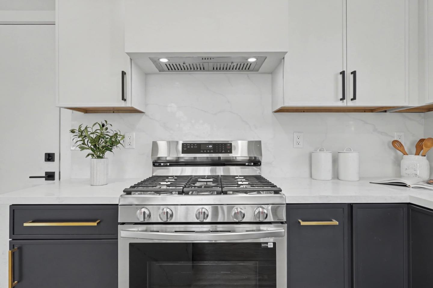 Detail Gallery Image 14 of 58 For 1155 London Ave, Sunnyvale,  CA 94087 - 5 Beds | 3 Baths