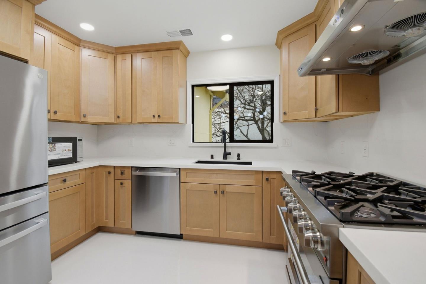 Detail Gallery Image 8 of 31 For 1236 Portland, Albany,  CA 94706 - 4 Beds | 2 Baths