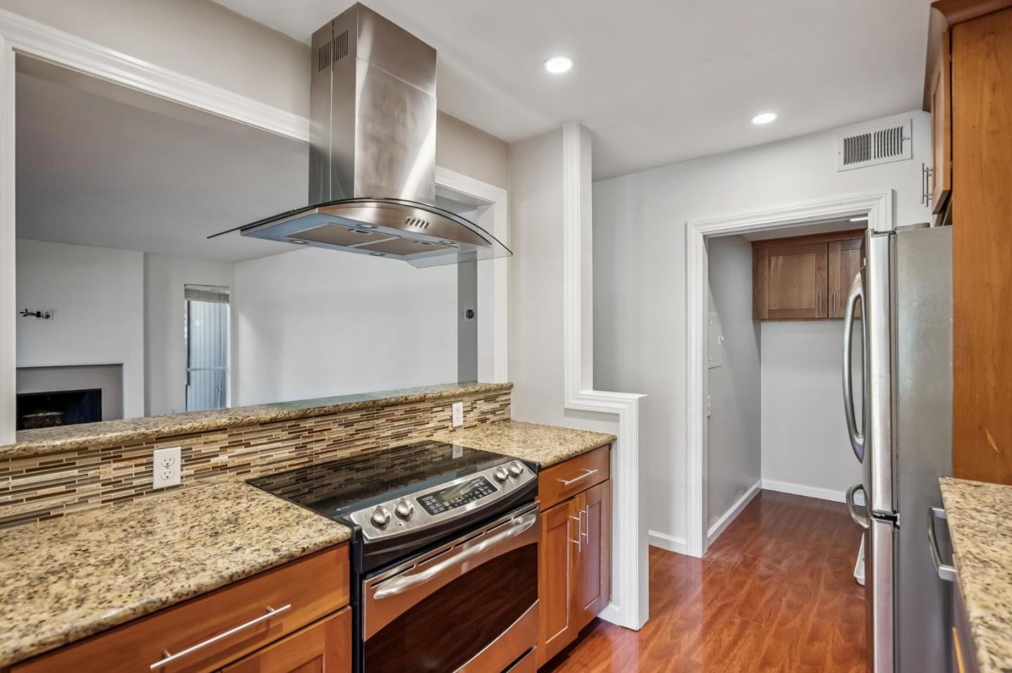 Detail Gallery Image 6 of 24 For 3314 Brittan Ave #1,  San Carlos,  CA 94070 - 3 Beds | 2 Baths