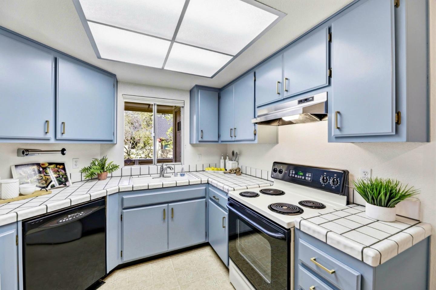 Detail Gallery Image 10 of 27 For 1066 Cedar Gables Dr, San Jose,  CA 95118 - 2 Beds | 2 Baths