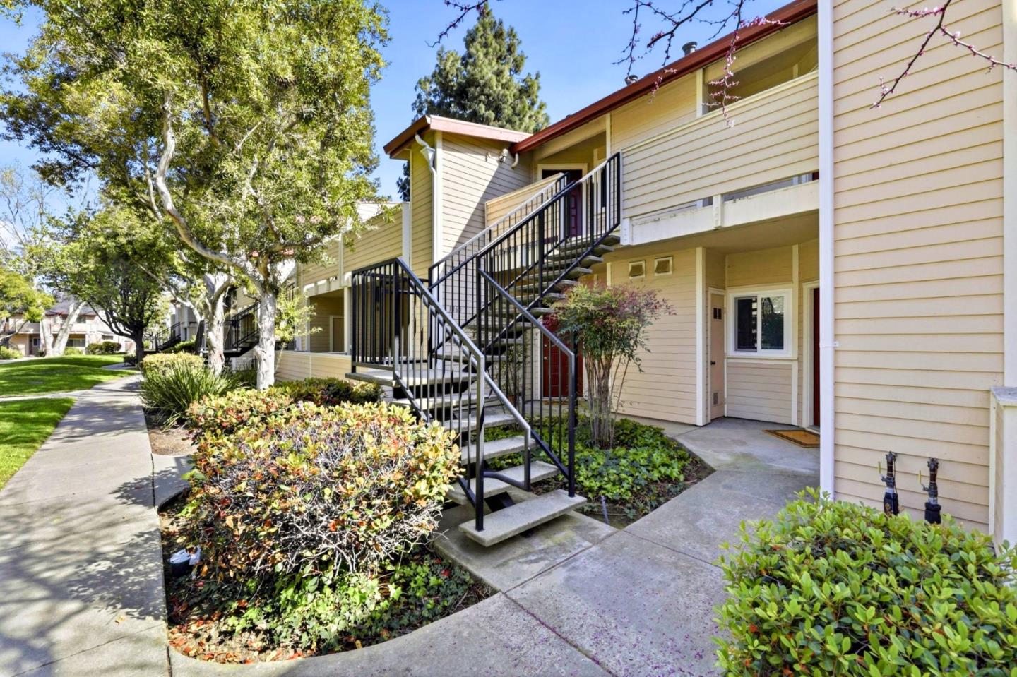 Detail Gallery Image 2 of 27 For 1066 Cedar Gables Dr, San Jose,  CA 95118 - 2 Beds | 2 Baths