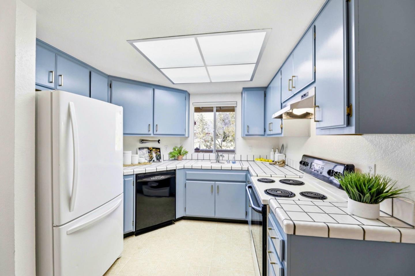 Detail Gallery Image 8 of 27 For 1066 Cedar Gables Dr, San Jose,  CA 95118 - 2 Beds | 2 Baths