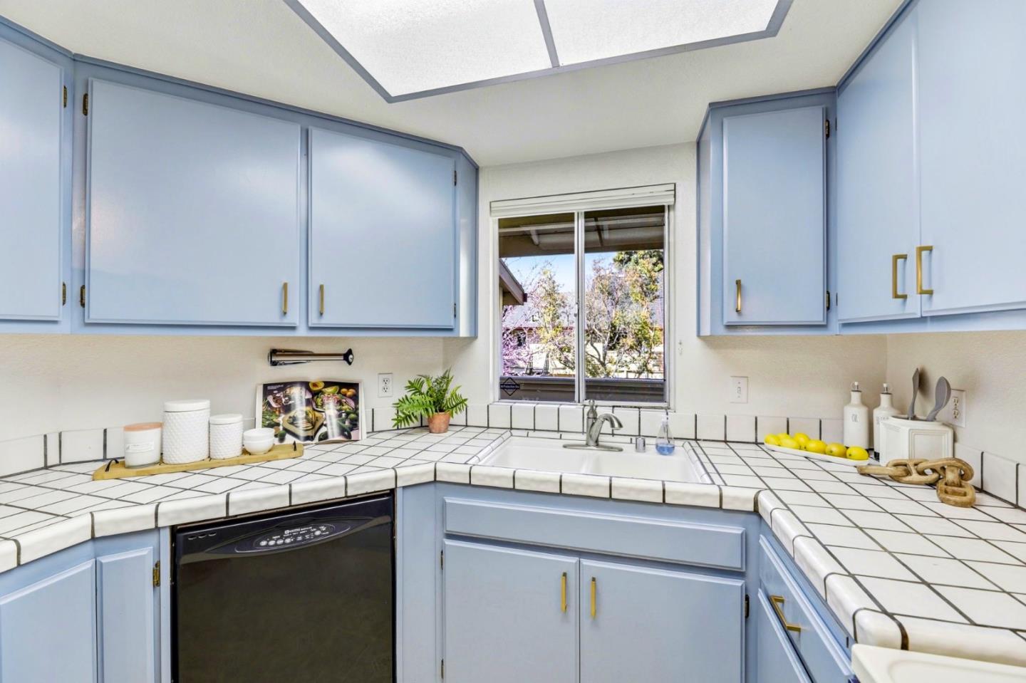 Detail Gallery Image 9 of 27 For 1066 Cedar Gables Dr, San Jose,  CA 95118 - 2 Beds | 2 Baths