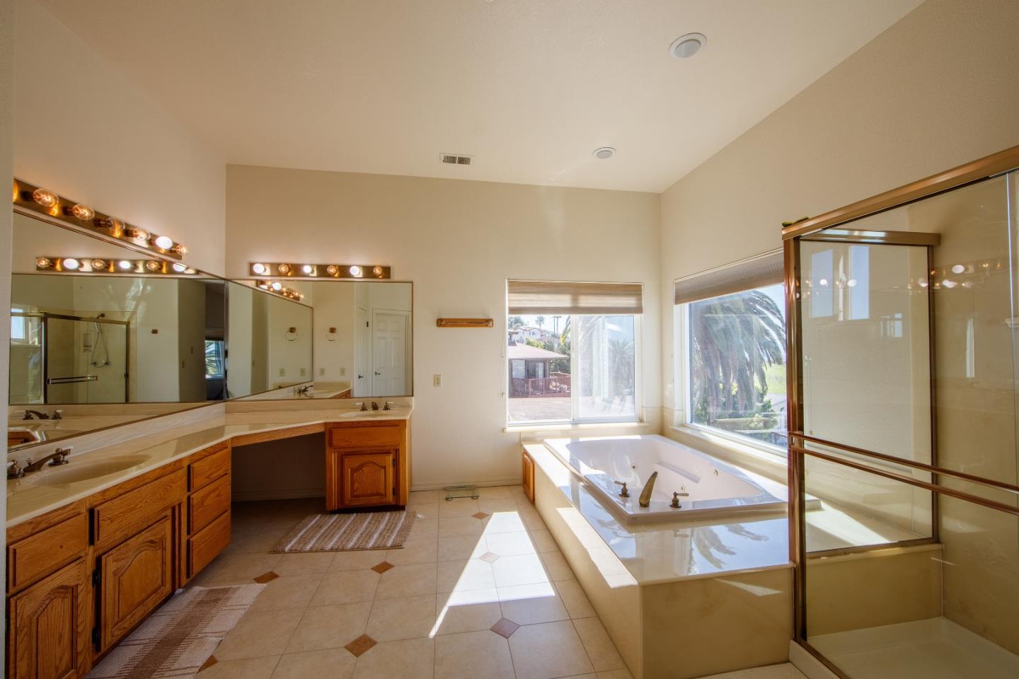 Detail Gallery Image 11 of 12 For 26854 Grandview Ave, Hayward,  CA 94542 - 4 Beds | 2/1 Baths