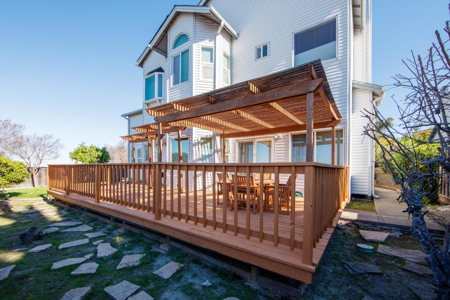 Detail Gallery Image 3 of 12 For 26854 Grandview Ave, Hayward,  CA 94542 - 4 Beds | 2/1 Baths