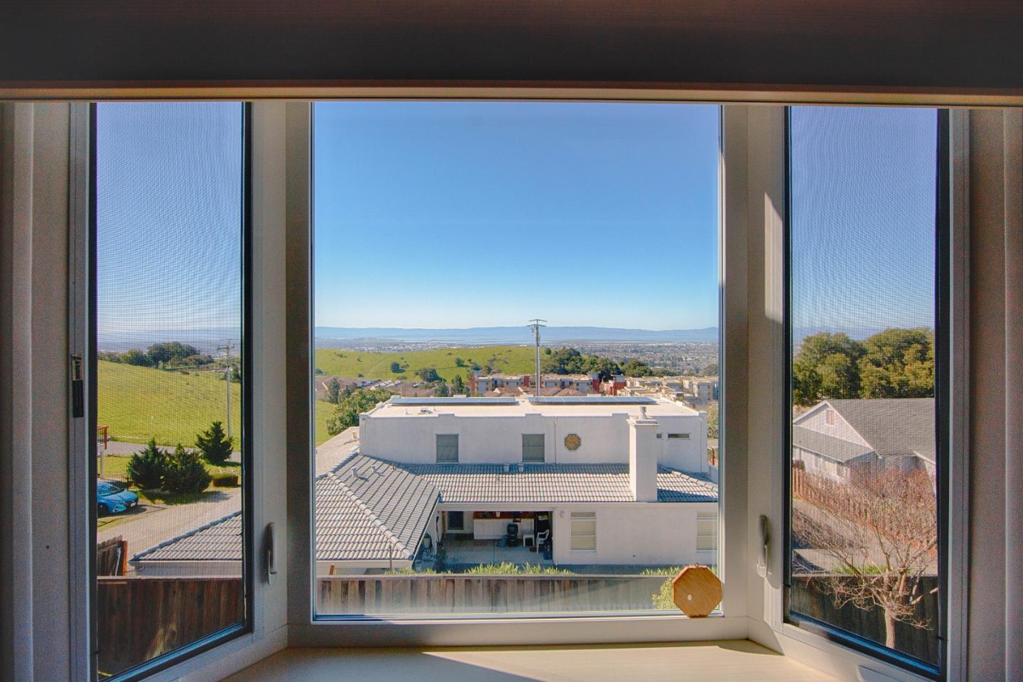 Detail Gallery Image 9 of 12 For 26854 Grandview Ave, Hayward,  CA 94542 - 4 Beds | 2/1 Baths