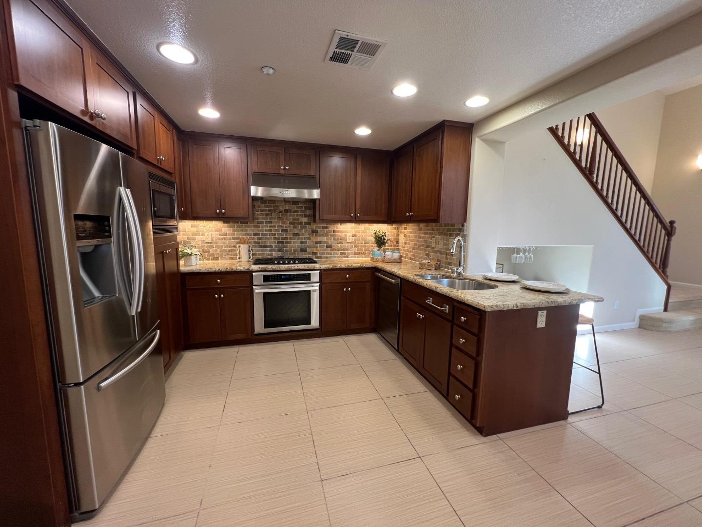 Detail Gallery Image 8 of 52 For 554 Dovecote Ln #2,  Livermore,  CA 94551 - 2 Beds | 2 Baths