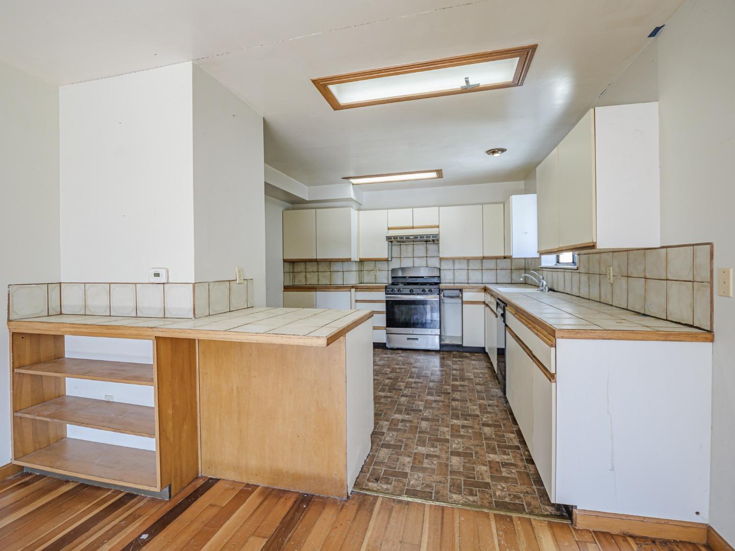 Detail Gallery Image 32 of 59 For 2004 Ocean Street Ext, Santa Cruz,  CA 95060 - 4 Beds | 2/1 Baths