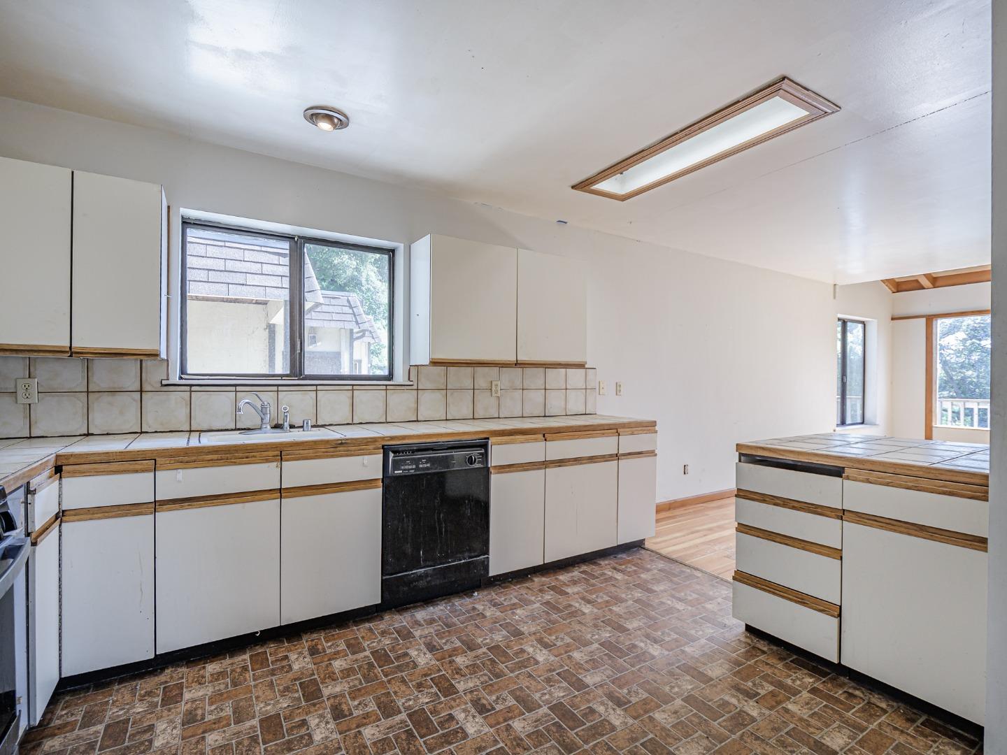 Detail Gallery Image 35 of 59 For 2004 Ocean Street Ext, Santa Cruz,  CA 95060 - 4 Beds | 2/1 Baths