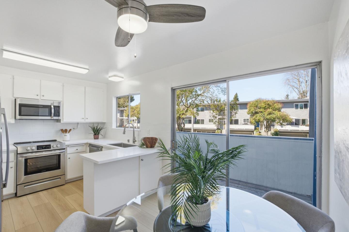 Detail Gallery Image 15 of 67 For 315 Carlos Ave, Redwood City,  CA 94061 - 3 Beds | 2/1 Baths